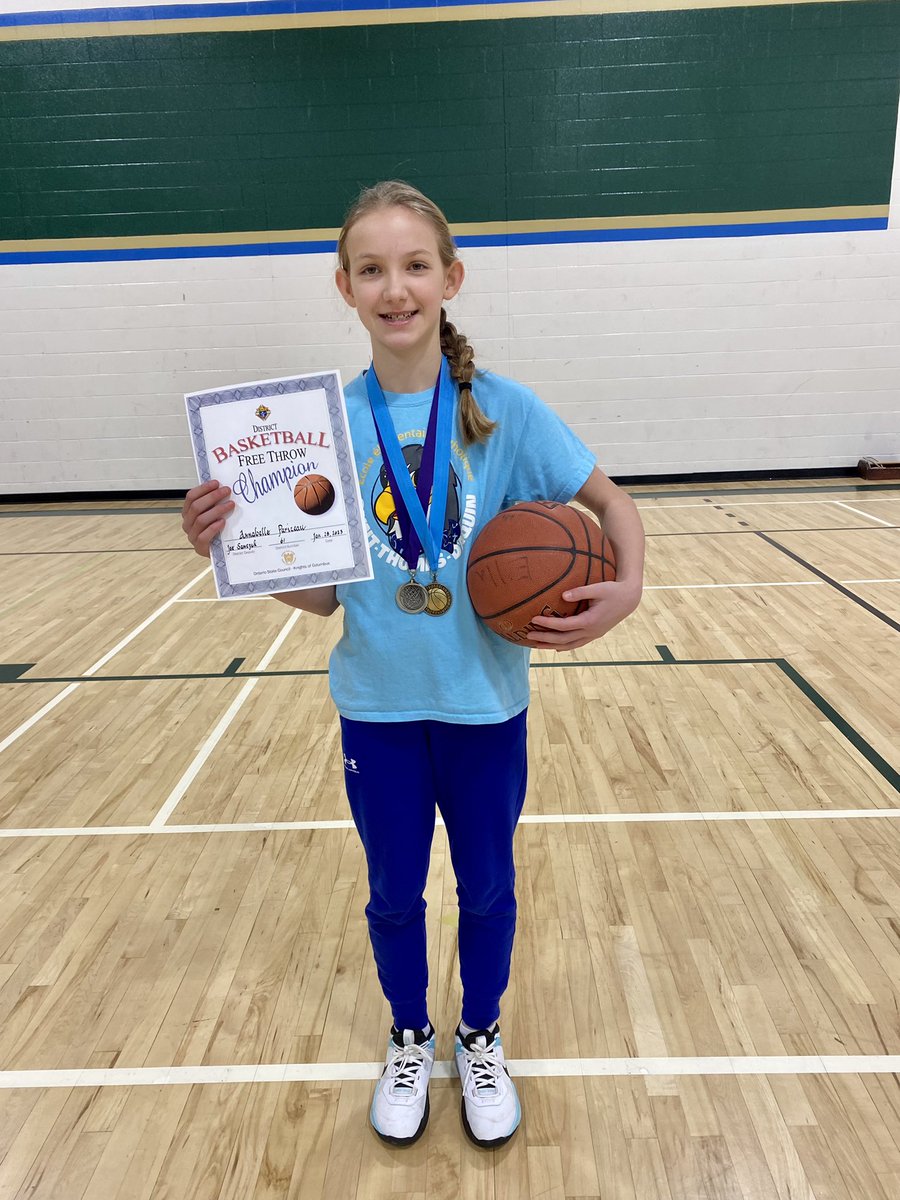 Ces deux basketteuses ont si bien représenté leur école à la compétition de lancer libre ce matin! Bravo Gabrielle <a href="/ESCStFXavier/">École secondaire catholique Saint-François-Xavier</a> et Annabelle <a href="/EECStTdAquin/">École catholique Saint-Thomas-d'Aquin</a> !!
