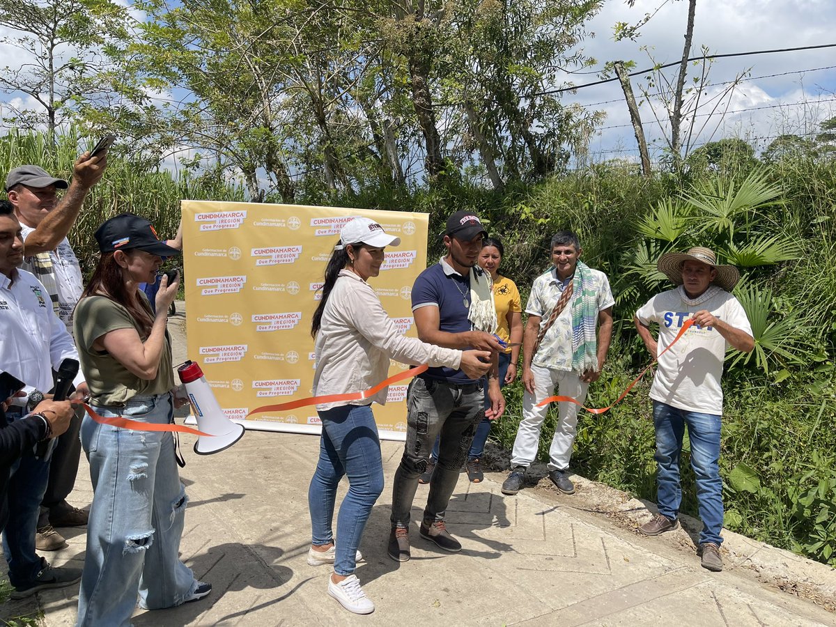 SecGeneralCundi's tweet photo. 🚧 Con una inversión de $433.800.000 millones, #EntregamosProgreso en el municipio de #Caparrapí, mejorando 2 vías en las veredas del Cajón y la Laja, que comunican a la población rural entre veredas y el sector urbano, beneficiando a los habitantes de #EstaRegiónQueProgresa. https://t.co/NmSiWneiM1