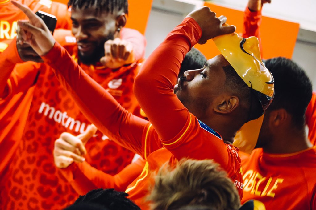 QRM's tweet photo. 🤩 Bonne nuit ❤️💛 https://t.co/8Lkto65045