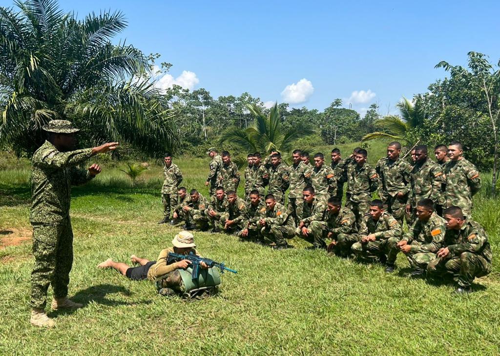 Ejercito_Div6's tweet photo. En las Instalaciones del #BITER27 en Puerto Asís #Putumayo con el apoyo de los instructores del Batallón de Infantería de Marina N.° 30 se realiza instrucción de supervivencia en el agua a los soldados de la #Brigadada27, fortaleciendo el entrenamiento y la moral combativa. https://t.co/qOstVeZ8dk