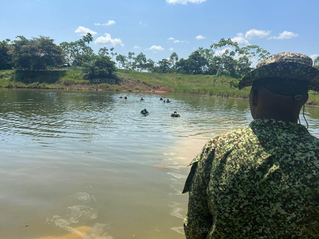 Ejercito_Div6's tweet photo. En las Instalaciones del #BITER27 en Puerto Asís #Putumayo con el apoyo de los instructores del Batallón de Infantería de Marina N.° 30 se realiza instrucción de supervivencia en el agua a los soldados de la #Brigadada27, fortaleciendo el entrenamiento y la moral combativa. https://t.co/qOstVeZ8dk