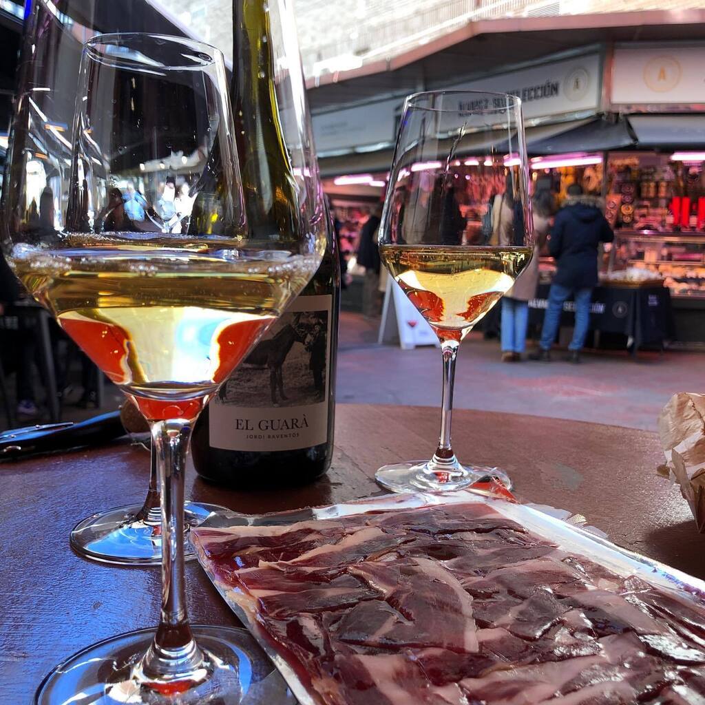 Ningún sábado de @mdo_paz  sin  su vino e inmejorable atención  en @vinotecatierra: 

. @closdelsguarans 
. #bastienjolivet
. @suenenchampagne 

#vino #viño #vinho #vin #wein #wine instagr.am/p/Cn-Z3lwId9N/