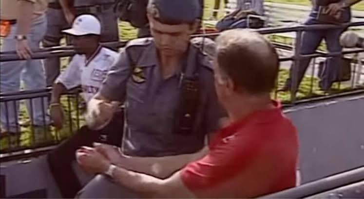 andrehernan's tweet photo. Tele Santana discutiu c/ Árbitro e foi expulso nos anos 90, ficou nas escadarias do Morumbi e a polícia chegou. O Mestre pediu p policial prendê-lo se tivesse fazendo algo errado. Abel Ferreira é chamado de chato, arrogante. Imagina se o Português faz isso? Técnico bom incomoda. https://t.co/a1lmAc5iF8