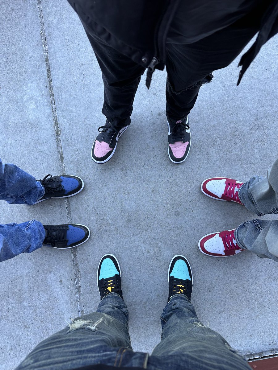 whyshoesdude67's tweet photo. Todays #unds was ‘Aurora Green’ Air Jordan 1 low
And surprisingly we all chose 1 lows lol
#KOTD
#matchingkicks
#snkrsliveheatingup https://t.co/RbF1Lpjooz