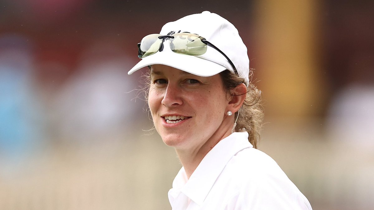 LSportCricket's tweet photo. 3rd T20 Match Officials | @AusWomenCricket v @TheRealPCB. #AUSvPAK 

On Field Umpires: #ShawnCraig &amp; #ClairePolosak 
Third Umpire: #MichaelGrahamSmith 
Fourth Umpire: #SimonLightbody https://t.co/atzHw6vMWQ