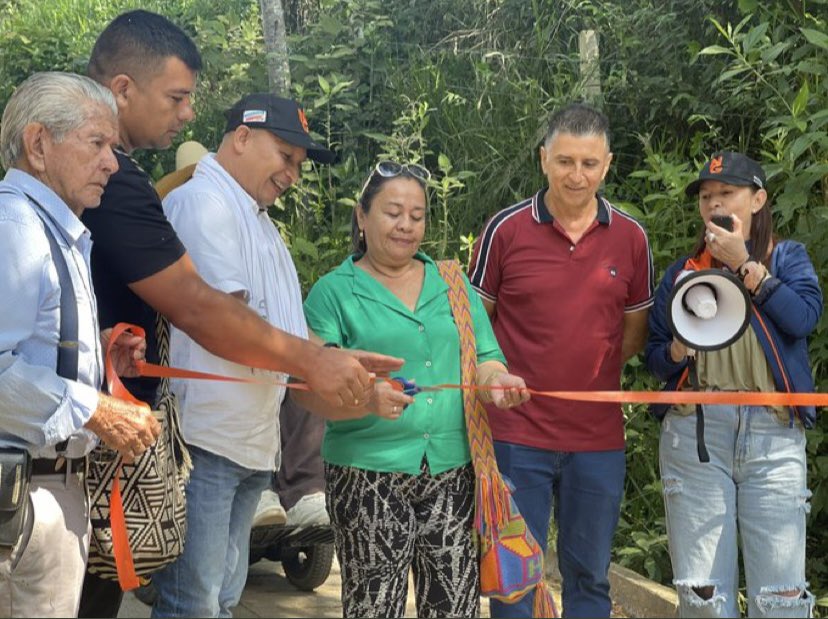 CundinamarcaGob's tweet photo. #EntregamosProgreso| Hoy llegamos a #Guaduas para entregar 2 placas huella en las veredas de la Cinta, la Fría y San Miguel, con una inversión de $200 millones beneficiando a la comunidad de esta región del Departamento. #RegiónQueProgresa 🙌🏼 https://t.co/bStFFMjVbO