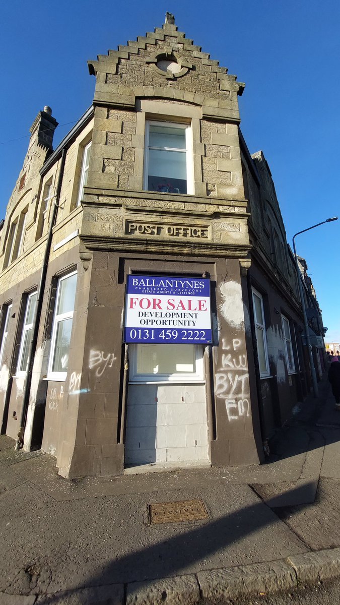 aljaroo1874's tweet photo. Walking up #StationRoad in #Broxburn #WestLothian I spotted the old #PostOffice & Embossed sign.
#GhostSign
#ShutDown
#NoMail
#Signs https://t.co/tS5gAytZl8
