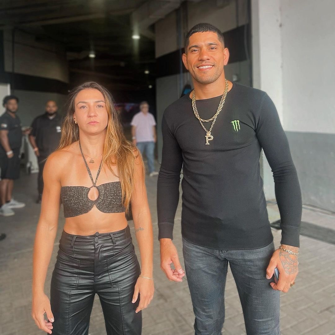 MMAPropagande's tweet photo. 🇧🇷 Amanda Ribas au côté du champ 🇧🇷 Alex Pereira. 
Mdrr c'est le monde à l'envers ! 🤣🤣🤣 https://t.co/pCJTIJf1ul