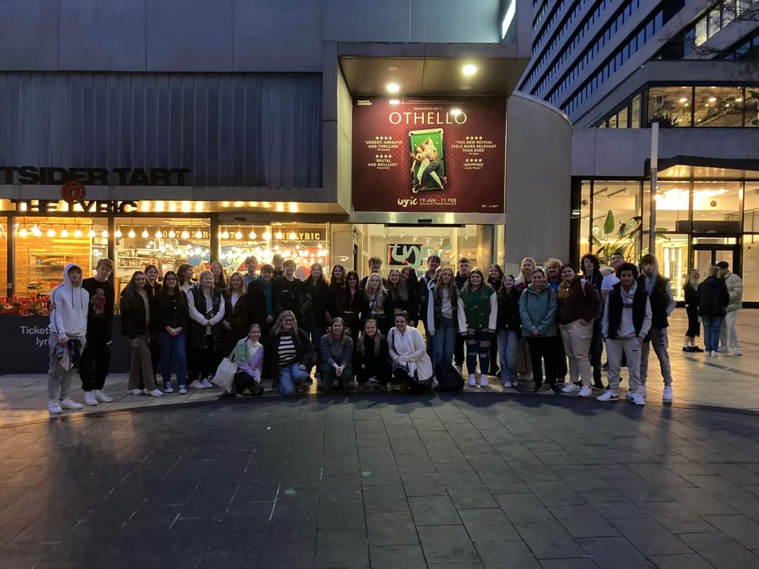 Am daith hollol ffantastig! Blynyddoedd 10-13 Drama <a href="/Rhydywaun/">Ysgol Rhydywaun</a> yn gweld Othello, Frantic Assembly yn y Lyric, Hammersmith. Diolch i bawb am fod mor gwrtais, gwych a pharchus! Fantastic trip with years 10-13 drama to see Othello. Thank you for being so amazing and polite today.