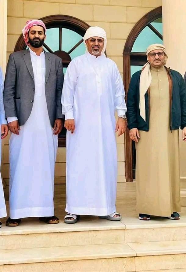 ظهور الشيخ ذياب بن معيلي 
في هذه الصورة في ابوظبي اليوم 
أمر ملفت!!؟؟
فهل الشيخ سلطان العرادة قطع الخيوط مع الامارات!؟
ام الامارات استغنت عنه!؟؟
ام ان الحاجة تستوجب وجود الاثنين!؟
الايام ستكشف عما ورى الاكمة !؟؟