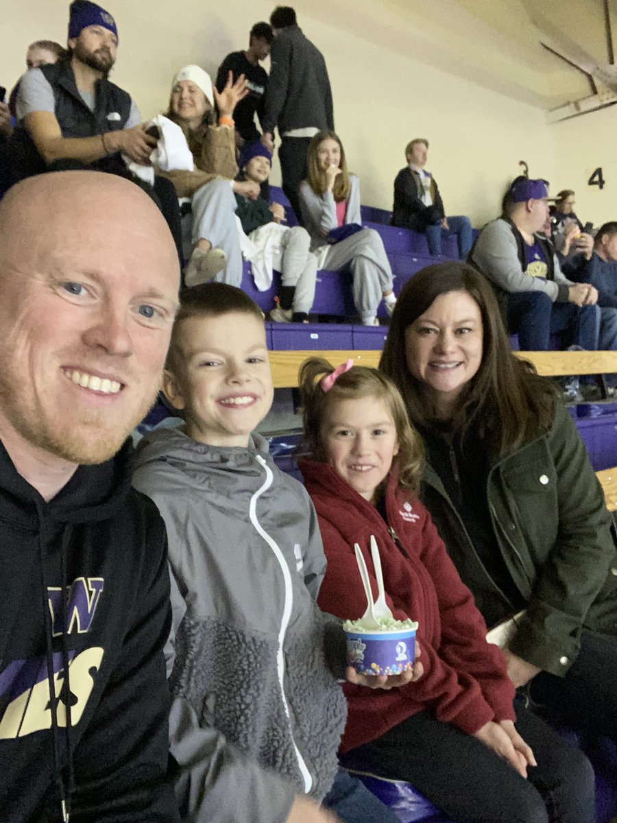 AdamLadage's tweet photo. Let’s go Dawgs! #TougherTogether @UW_MBB https://t.co/si2EtGYL07