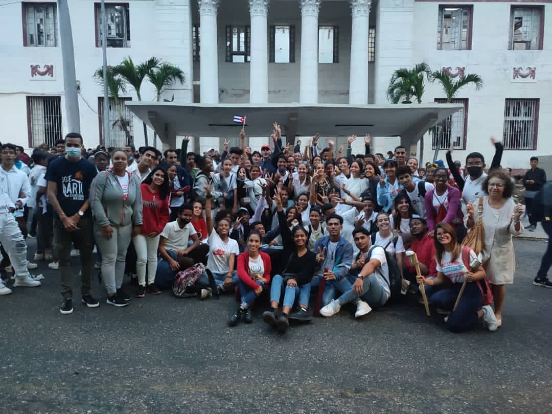 Con una antorcha en la mano esta cada uno de ellos, recordando a Martí, recordando nuestra #Historia 
#MartiVive #MartiEntreNosotros #SuAntorchaMiFuerza