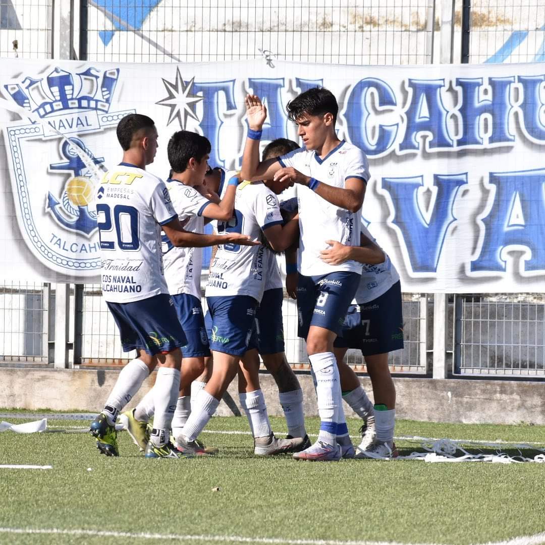 termoceleste24's tweet photo. A semis del Octogonal ⚪️🔵🔥/ #NavalDeTalcahuano derrotó 2-1 a Constitución Unido y avanza a las semifinales de dicho torneo. Empieza bien el ancla con Alejandro Pérez nuevamente. Se ilusionan en el "Puerto ". 📸 Morrito Oficial 

#FútbolChileno #Octogonal https://t.co/pOpMHdJhUw