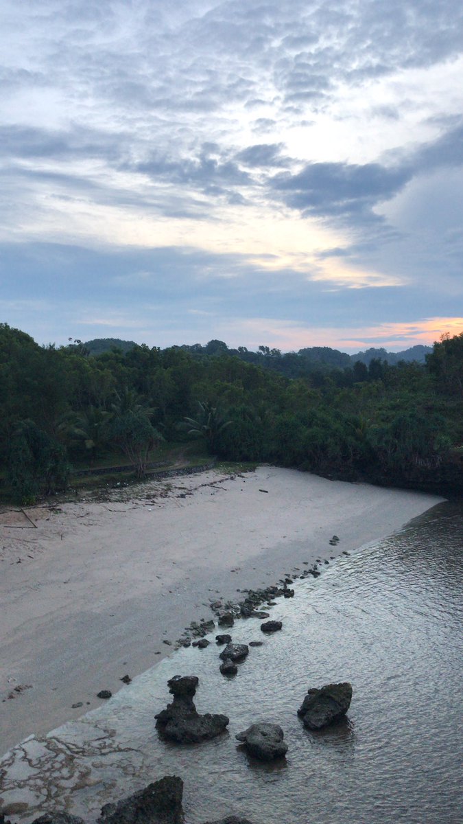 pantai yang pas buat sekeluarga, lokasi di sebelahe pantai watukarung. Pacitan