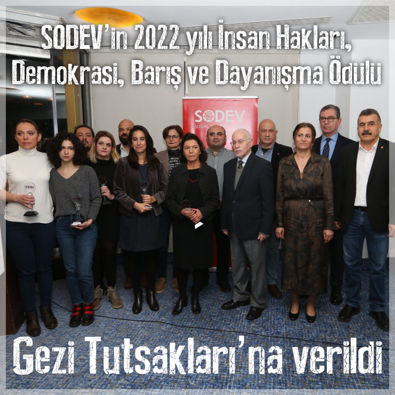 SODEV’in 2022 yılı İnsan Hakları, Demokrasi, Barış ve Dayanışma Ödülü'nü,
#MineÖzerden adına kızı Su Özerden,
#MücellaYapıcı adına kızı Cansu Yapıcı,
#OsmanKavala adına eşi Ayşe Buğra, 
#TayfunKahraman adına eşi Meriç Demir Kahraman aldı.  

#HerkesİçinAdalet