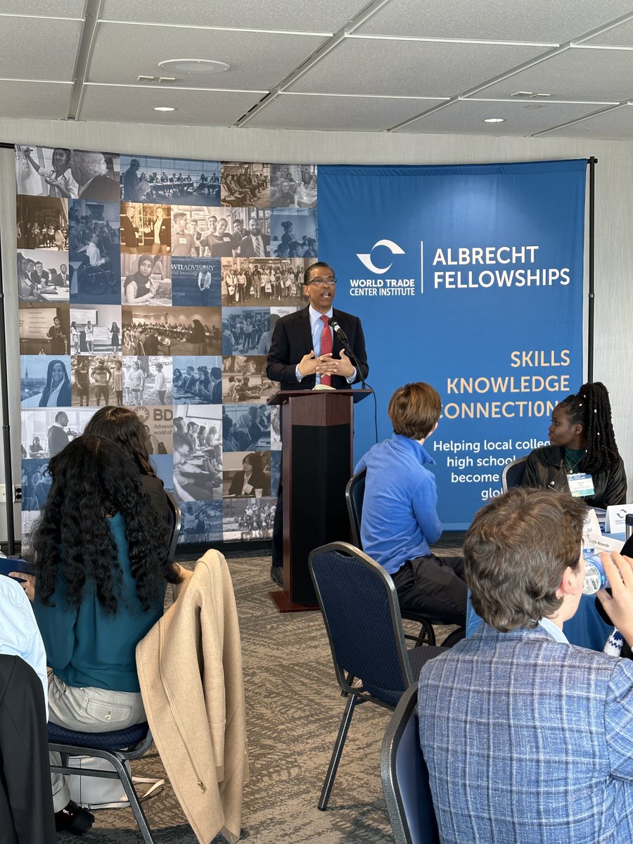 GREAT kickoff of @WTCInstitute #YouthDiplomats #AlbrechtFellowship today on #Diplomacy 🌎 & #Peacebuilding ☮️ including WTCI members @TowsonU’s Dr. Alison McCartney & @StateDept Diplomat in Residence Darion Akins #globalgrowth #globalgood #connectgloballyprosperlocally