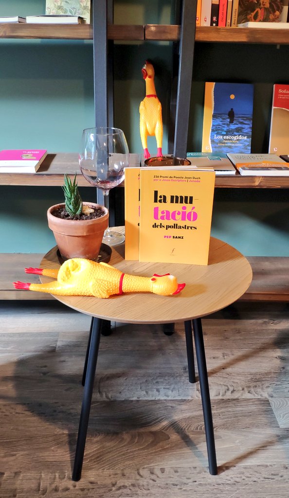 Tinet2puntzero's tweet photo. Avui he visitat per primer cop la nova llibreria #VUKllibres de Torelló per la presentació del poemari 'La mutació dels pollastres' de @Pepm_Sanz. Una gran lectura, amb un plantejament original i interessant, i una gran llibreria, molt acollidora. Llegiu-lo i aneu-hi! #PolloTour https://t.co/z6xVhEVRDb