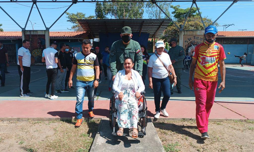 dhernandezlarez's tweet photo. En Barinas el Sistema Defensivo Territorial con su pueblo. #FANB en las #Bricomiles. 
El pueblo junto al pueblo ! https://t.co/pDrtwknE1s
