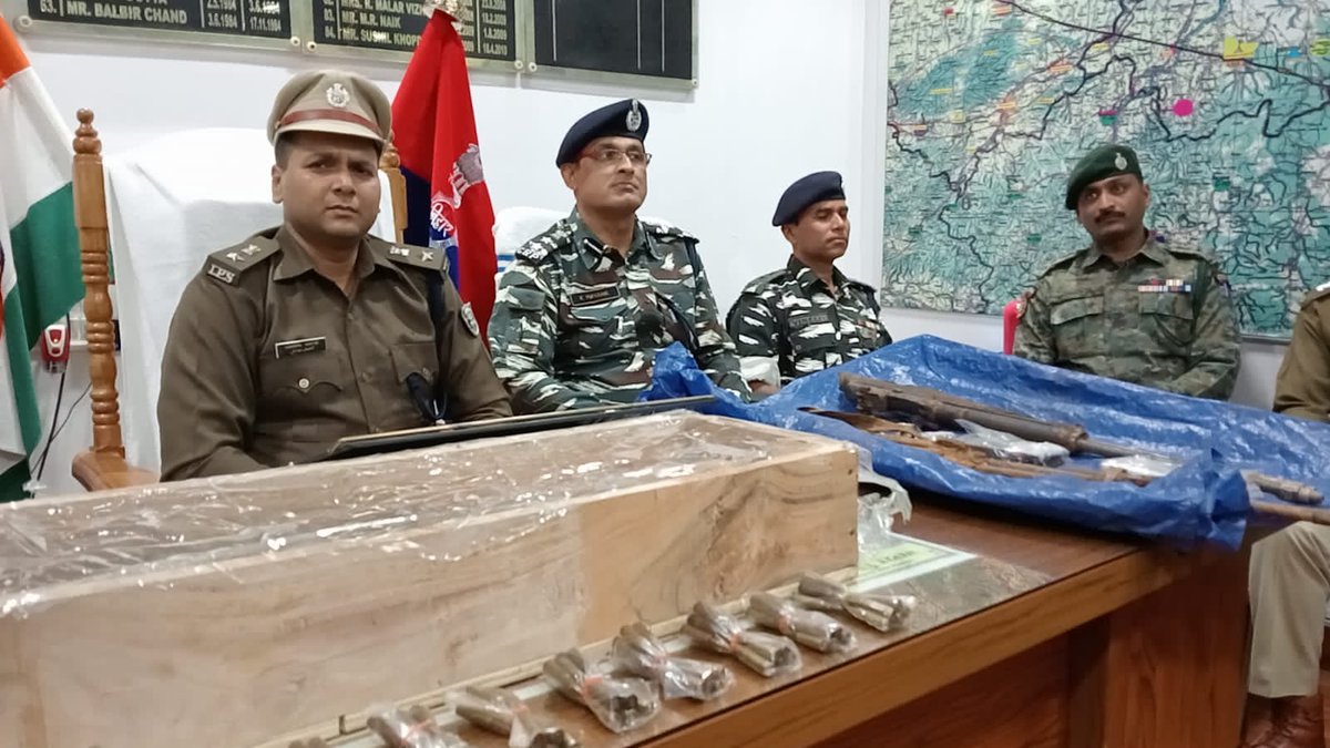 GAYAPOLICEBIHAR's tweet photo. वरीय पुलिस अधीक्षक गया के निर्देशन में गया पुलिस, अर्धसैनिक बल सीआरपीएफ 159 बटालियन, कोबरा 205 बटालियन, सीआरपीएफ  47 बटालियन एवं एसटीएफ के द्वारा संयुक्त कार्यवाही में IED, AK 47 एवं अन्य राइफल, गोली इतियादी लुटुआ थाना के नक्सल प्रभावित पहाड़ी/जंगल क्षेत्र से बरामद किया गया है। https://t.co/Gmsnp6J3MA
