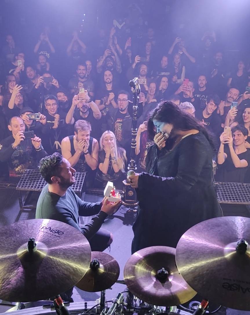 FApocalypse's tweet image. Our sweet Veronica had a HUGE a surprise during our show in Madrid...
Her fiancè Alessandro showed up and proposed to her on stage. 💍

What an amazing (and emotional) moment. Love and music together at once! 

Congratulations to you both 👏👏👏