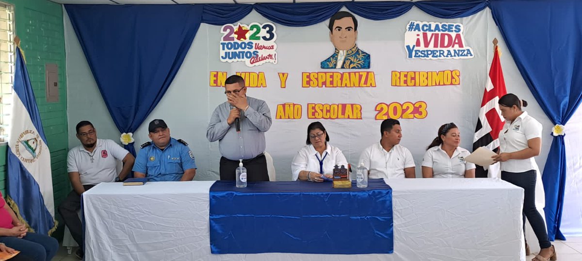 Apertura del año escolar en la modalidad de secundaria a distancia en el campo, con el acompañamiento de la Ministra de Educación y autoridades del departamento. 
#AClasesVidaYEsperanza
#MasVictoriasPuebloPresidente 
<a href="/NicaSoberana/">Tania la nica soberana</a> <a href="/salvadorVang/">Salvador Vanegas G</a> <a href="/ArnoldoRocha7/">Arnoldo Rocha</a> @IndiraVargas97