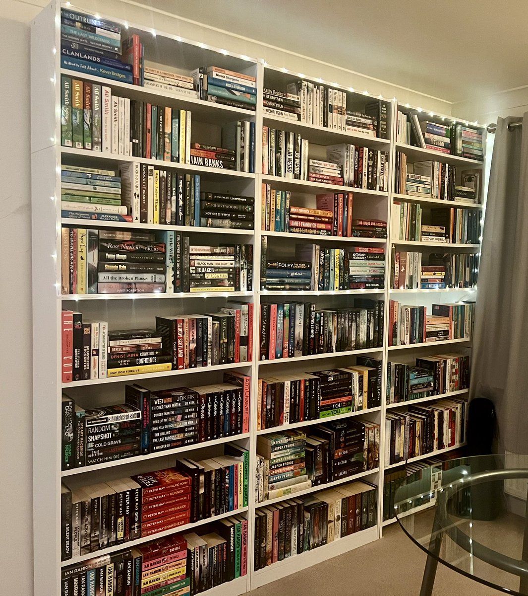 kam00096's tweet photo. And the wall of books is finished 📚📚📚 Thanks for the DIY @nicoguitarist ❤️ https://t.co/iguN71iMrO