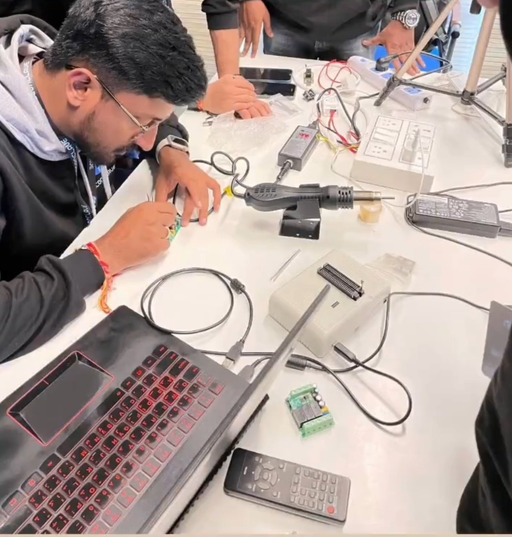 <a href="/JatanKRaval/">Jatan Kashyap Raval</a> taking hands on workshop on IoT.

#IoT
#NSConclave2023 
<a href="/NSConclave/">NSConclave</a>