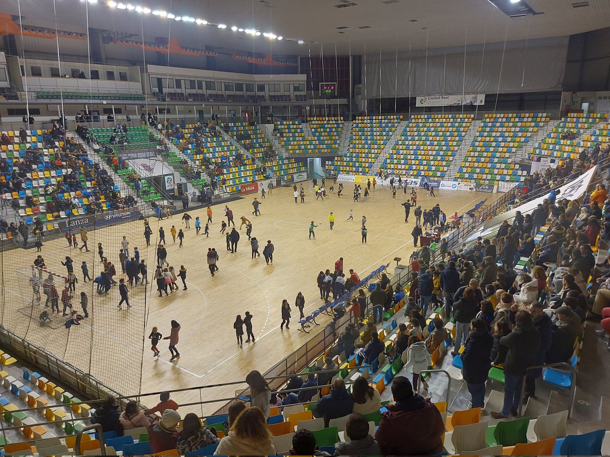 javi__apa's tweet photo. Vuelve el balonmano a Ciudad Real!! Hacía años que no se veía así el Quijote Arena!! 👏👏👏👏 @LaTribunaCR  @DiputacionCR @crealdigital @CRealTurismo @CRealOpina https://t.co/KXx21y6msH