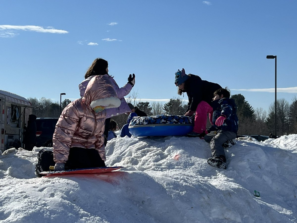 GeigerGators's tweet photo. So much fun today at our PTO WINTER HANGOUT!! https://t.co/2MLtCMSF2j