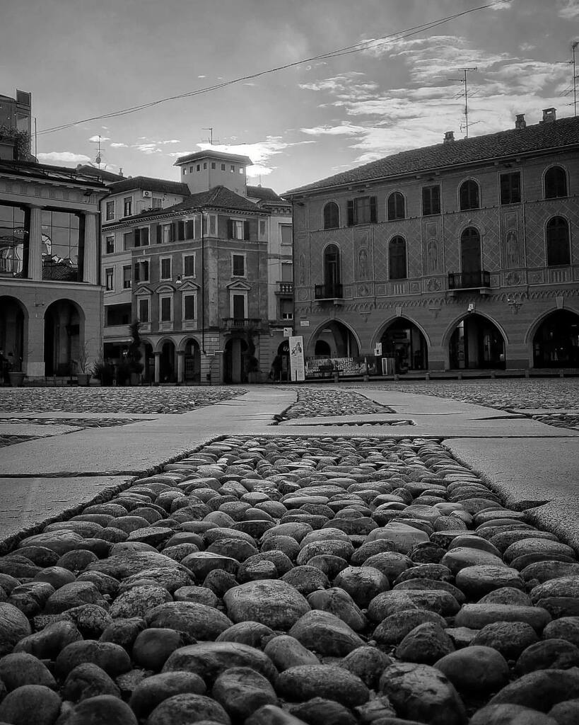 📍Piazza Cavour, a spasso sui ciottoli
📸 @alicetticola 
🔍 selezionato da <a href="/blurissimo/">Roberto Maggio</a> 
#⃣ usa #igersvercelli #instagramersvercelli e tagga <a href="/igers_vercelli/">Instagramers Vercelli</a> nelle tue più belle foto piemontesi per essere repostato👍🏼
.
.
.
.
#whatitalyis #browsingitaly #igersvercelli #igerspiemon…