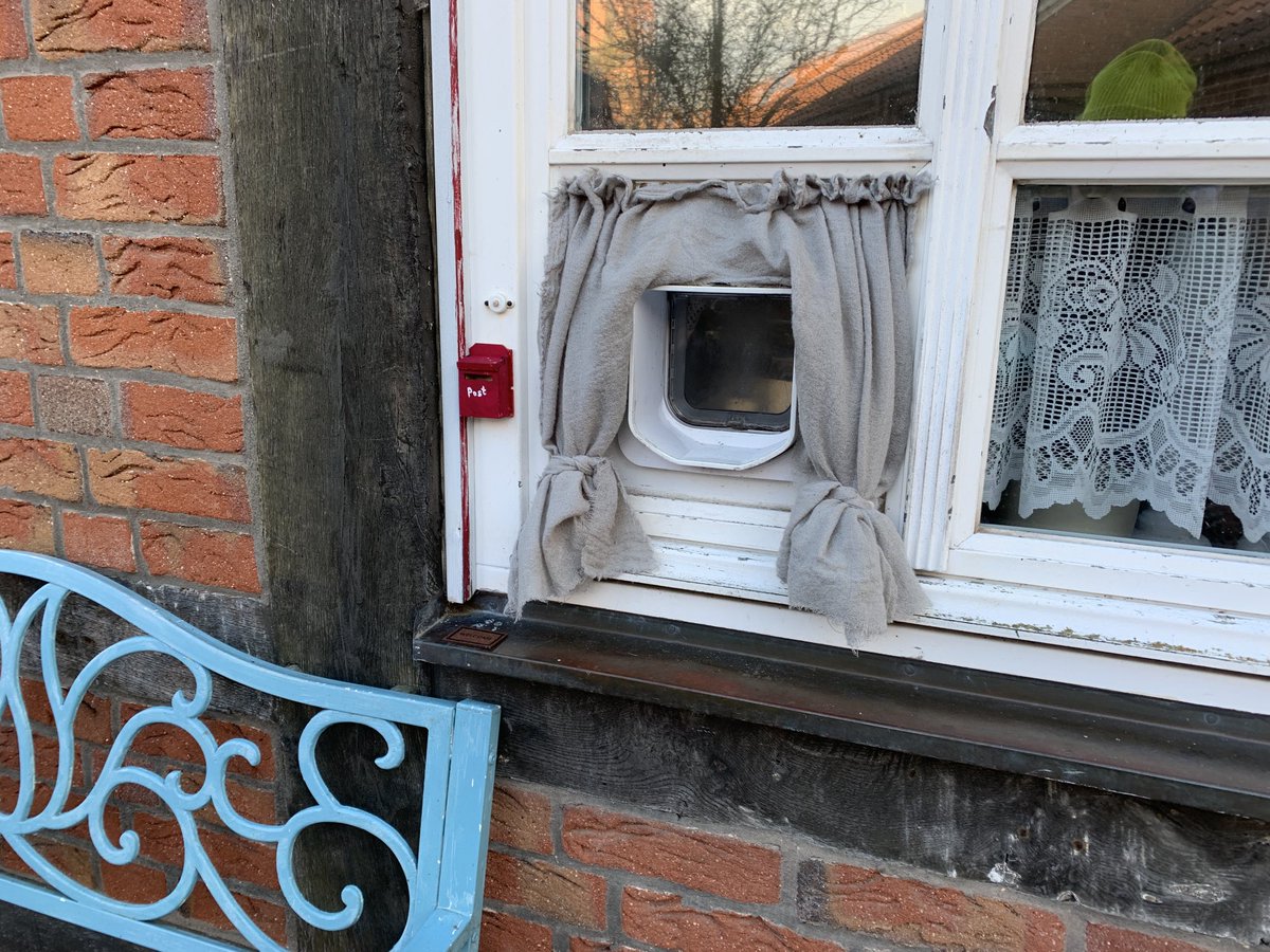 bearsiiie's tweet photo. Nienburg detail; there’s even a tiny doormat (and a doorbell)! https://t.co/OgjrL52UqX