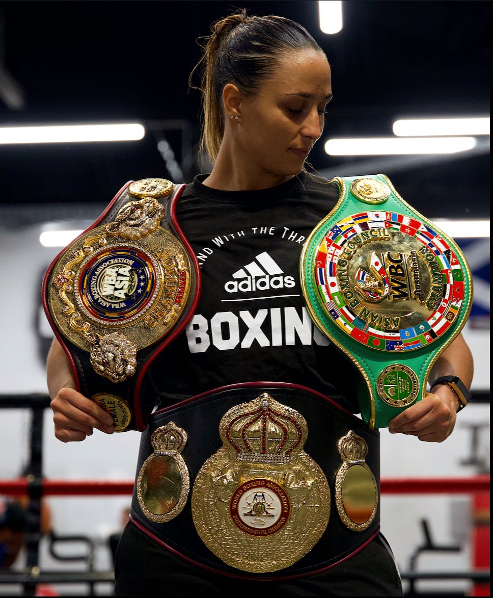 SportSpielPod's tweet image. 🚨 𝐆𝐔𝐄𝐒𝐓 𝐀𝐍𝐍𝐎𝐔𝐍𝐂𝐄𝐌𝐄𝐍𝐓 🚨

Our guest on this Tuesday's new podcast episode is WBA World #9 boxer @sandstromboxer! 🥊

Catch her full interview with us from then! 🎙️
