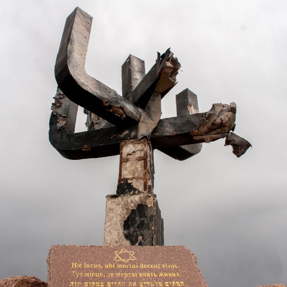 The Holocaust monument in Kharkiv, Ukraine (erected in 2002), after Russian attack in 2022.

#Ukraine #HolocaustMemorialDay #RussiaisATerroistState #MonumentHistorique #Kharkiv #arsukrainica #RussianUkrainianWar #destroyed