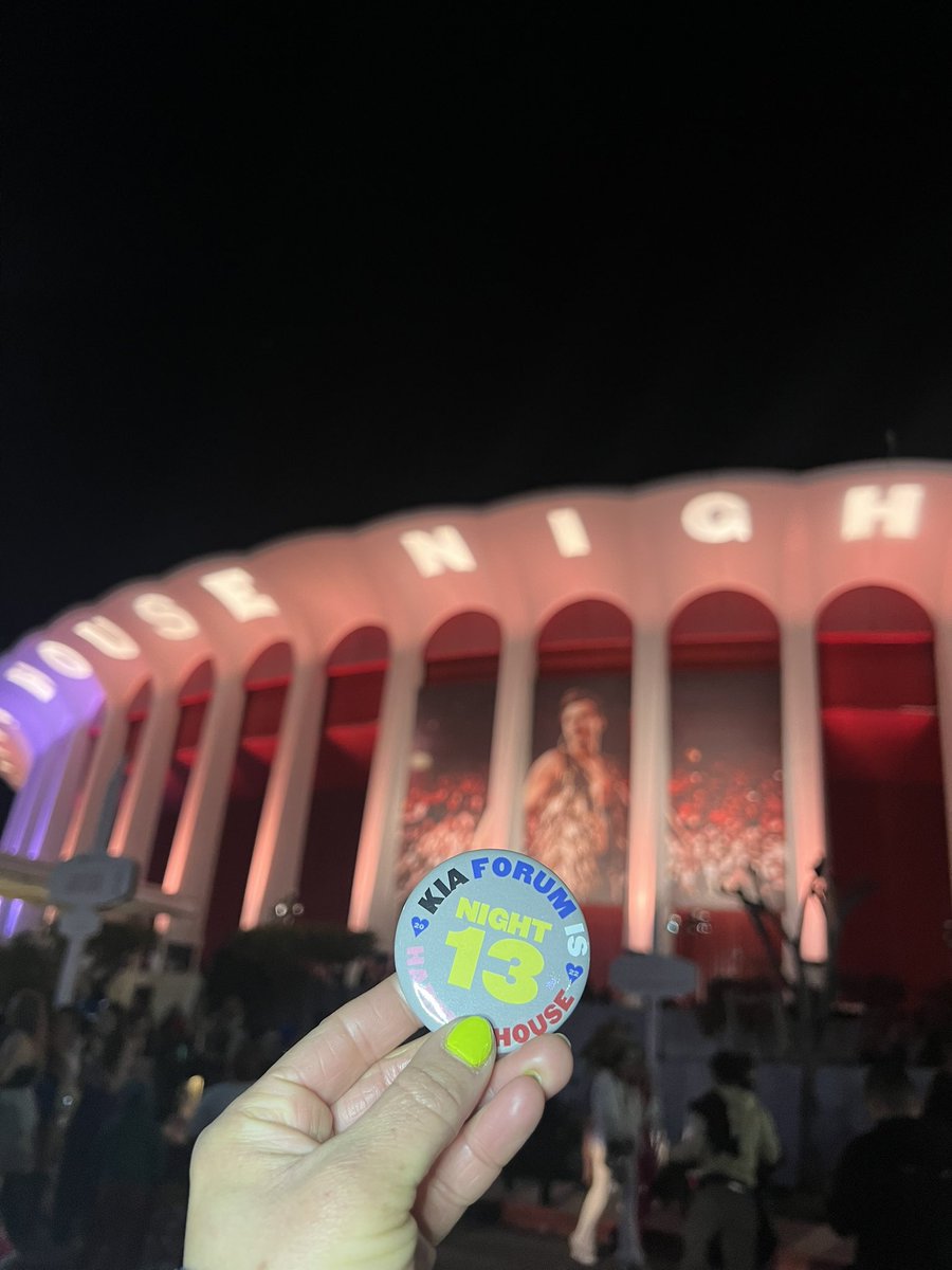 RitaVioletDC's tweet photo. Twitter has failed me!! I wasted days on here looking for Harry Styles tix only to find scammer after scammer trying to scam me. I showed up to the venue and bought tix from fans there! 2 nights in a row! #HarryStyles #HarrysHouse #KiaForum #KiaForumIsHarrysHouse https://t.co/aqf4ABG4G1