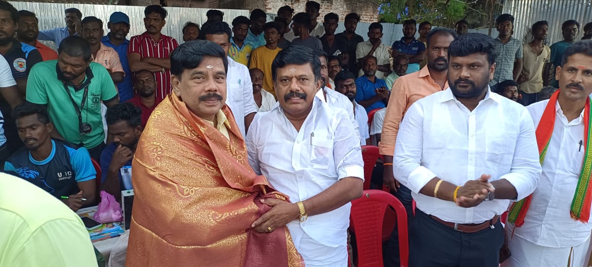 EmtKathiravan's tweet photo. கன்னிராஜபுரத்தில் நடைபெற்ற மாபெரும் கபடி போட்டிக்கு  தலைமை தாங்கினேன்.
பாஜகாவின் மாநில துணைத் தலைவர் திரு கரு.நாகராஜன் அவர்கள் சிறப்பு விருந்தினராக கலந்து கொண்டு பரிசுகளை வழங்கினார்கள்
@annamalai_k
@KaruNagarajan

#EMTkathiravan 
#EMTBrothers
#EMTForce
#BJPRamanathapuram
#JaiHind https://t.co/ta34hnREuK