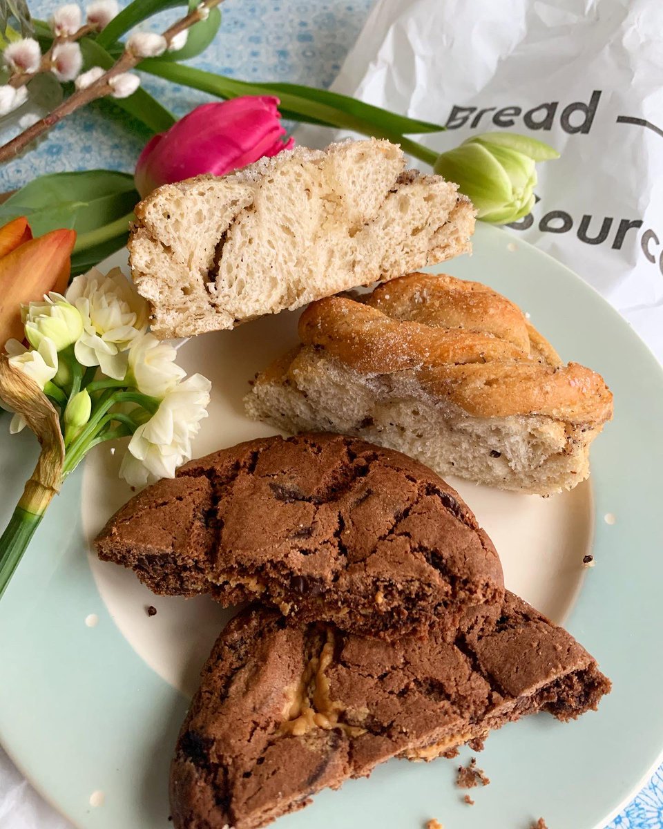 KillingBdesigns's tweet photo. Saturday trip with Alfie to Bread Source @bread_source #UpperStGiles #Norwich to grab a vegan cardamom bun + vegan chocolate peanut butter cookie, plus bunch of blooms! Lovely. ๐ฅฎ๐ฑ๐ช๐ #norwichlife #vegan #wirefoxterrier #norfolk #breadsource @NorwichLanes https://t.co/nKk2KxhOuG