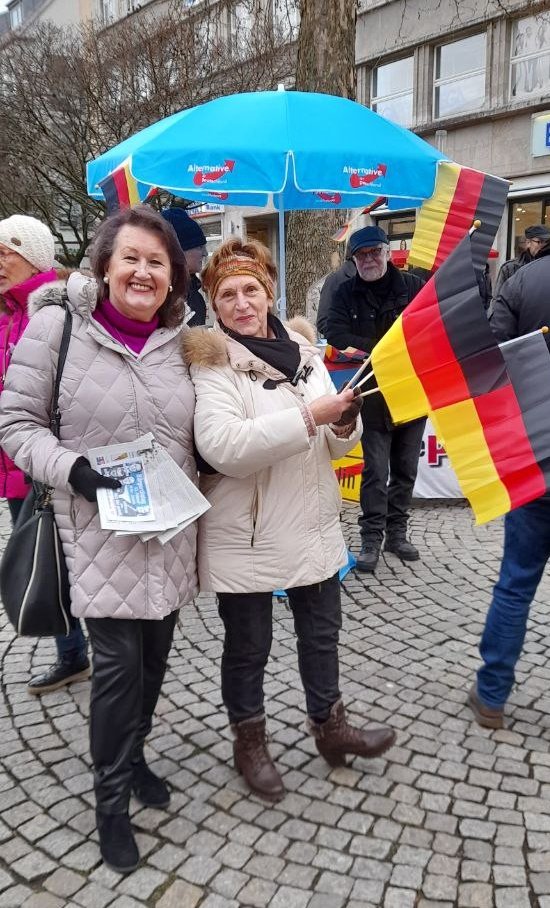 AfdSpandau's tweet photo. Heute waren wir wieder in der #Altstadt #Spandau unterwegs. Wir haben viele interessante Gespräche führen können. Es hat viel Spaß gemacht. https://t.co/I5fMwhmo6H