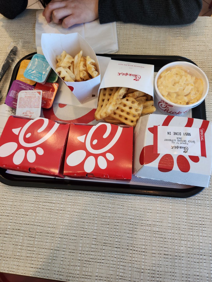 Npazienza_dev's tweet photo. After 4 weeks of trying (I realized it was Sunday x2, busy weekend x2)  ... we finally made it #chickfila https://t.co/jXKkbw2AVi