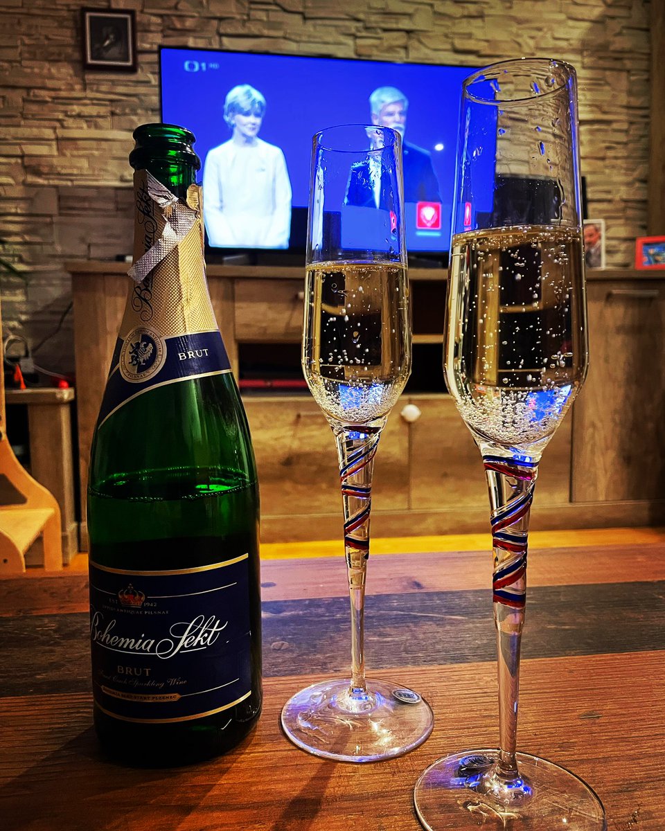 AnickaSch's tweet photo. 𝕄á𝕞 𝕣𝕒𝕕𝕠𝕤𝕥🥂 @general_pavel https://t.co/9vzczOv1o9