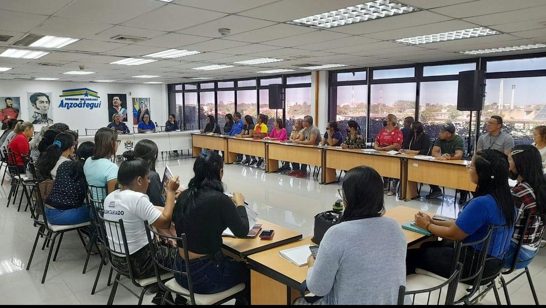 #28Ene| Por orientaciones del gobernador <a href="/luismarcanos/">Luis Marcano</a>, el Jefe del Gabinete Interno del Ejecutivo Regional, Sergio Millán se reunió con representantes de 42 entes descentralizados para dar a conocer los beneficios de bienestar social que promueve la máxima autoridad regional.