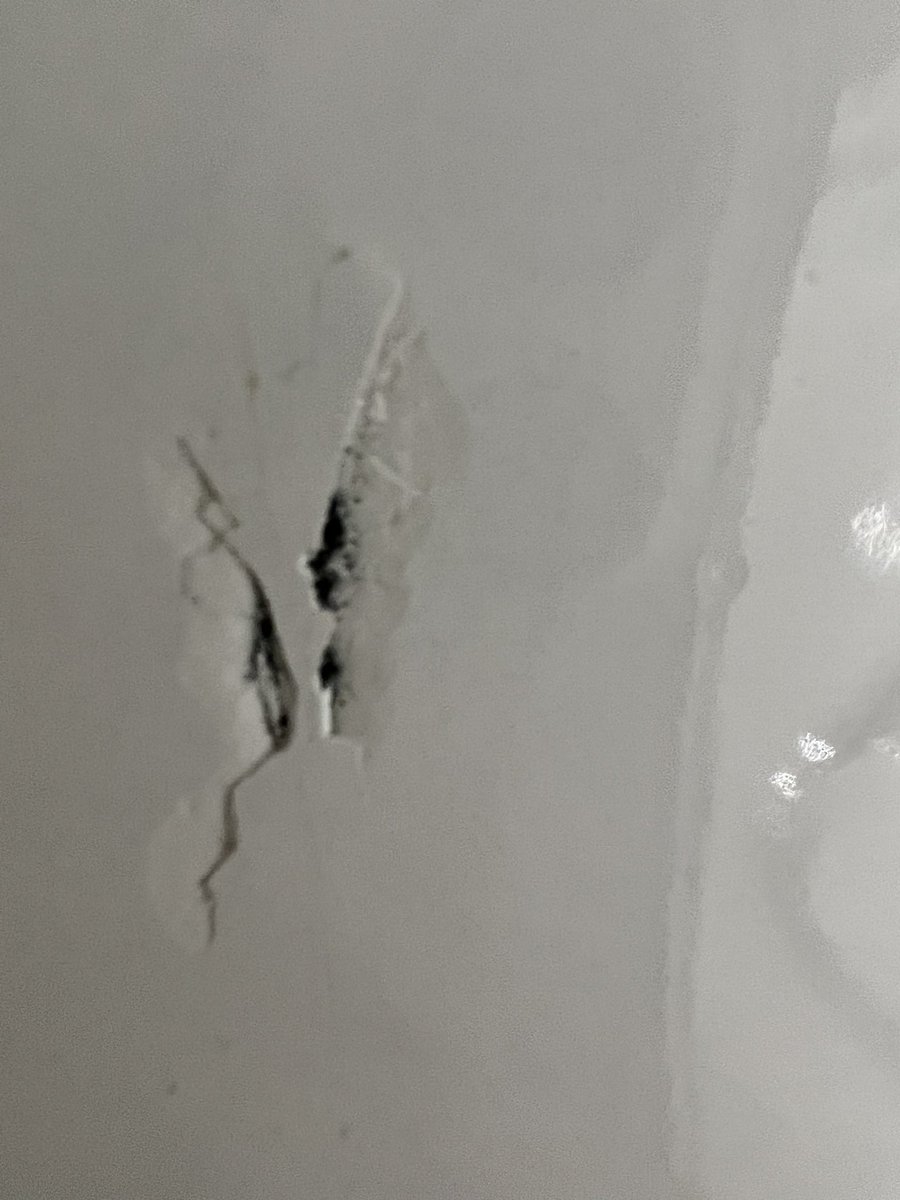 Lsainzaja's tweet image. Compré bañera en #calvoymunar a través de la página oficial de #Roca  @RocaSanitario y en 2 meses grietas en diferentes partes de la #bañera. Habláis de #calidad? Una vergüenza. @RocaShowroom  parece ser que por internet te venden productos defectuosos y no dan ninguna solución