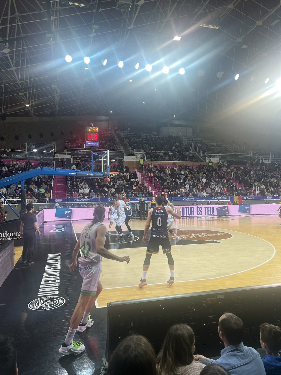 ildelima6's tweet photo. Espectacle a La Bombonera 🏀🇦🇩🤟🏻 @morabancandorra 😘 #MaiPor #weareandorra #SomUnPais #roadtoACB https://t.co/eehagXCvGD