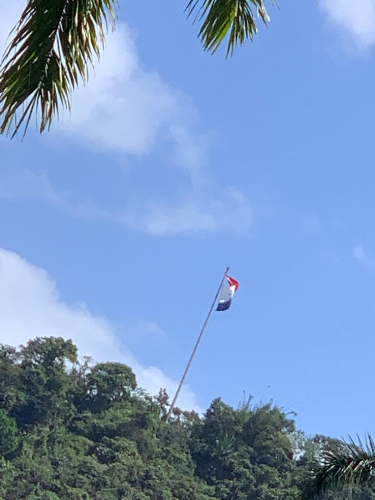 Rota completa, nuestra bandera del Cerro Ancon