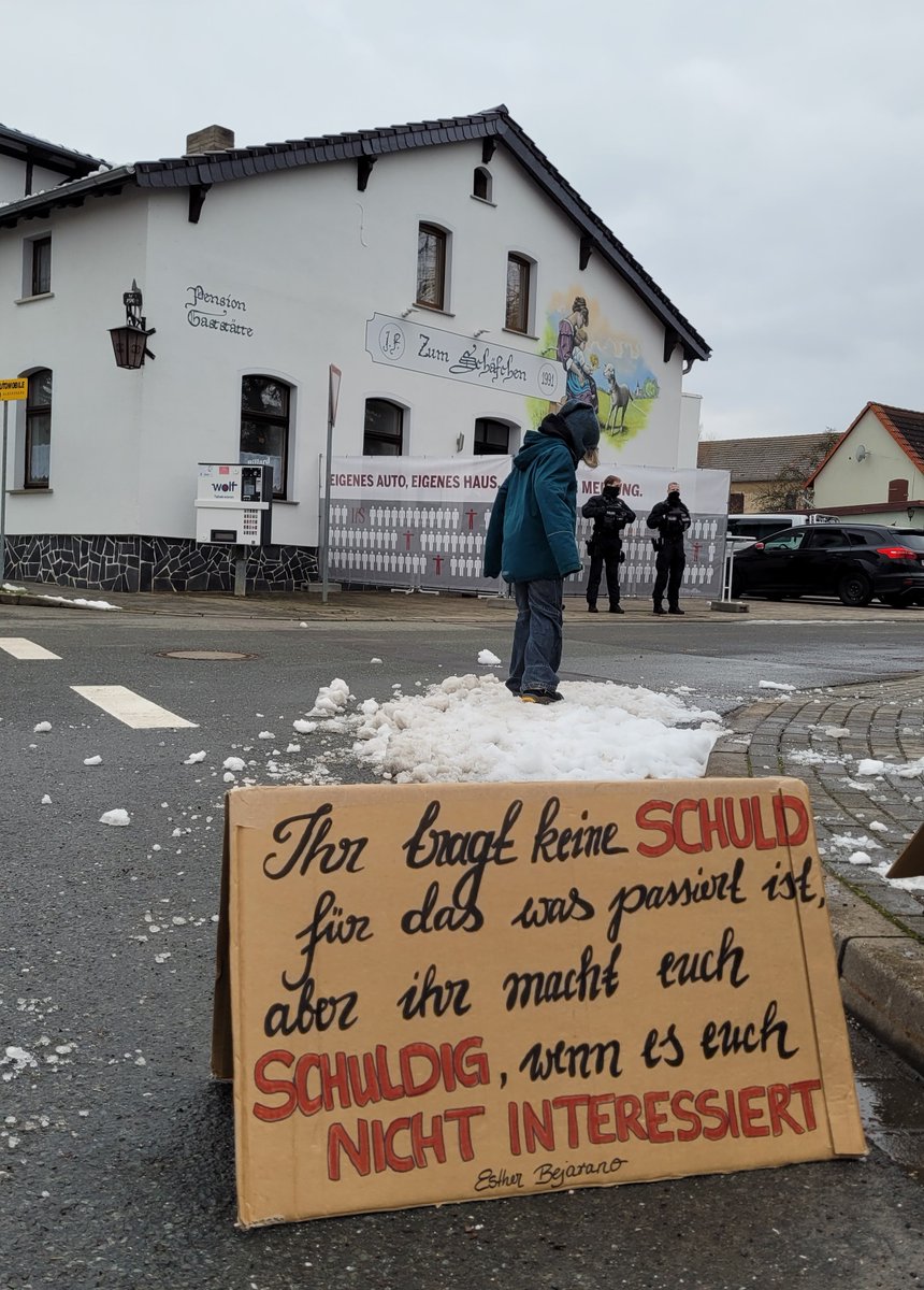 klinke_mer's tweet photo. 1/3 #sr2801 Heute haben wir in #Schnellroda den Protest gegen die "#Winterakademie" des neurechten sog. "Instituts für Staatspolitik" (#IfS) von #Kubitschek unterstützt.
Der Wirt der Gaststätte "Zum Schäfchen" macht vermutlich gute Geschäfte mit dem Vernetzungstreffen der https://t.co/s5MMo33XLO