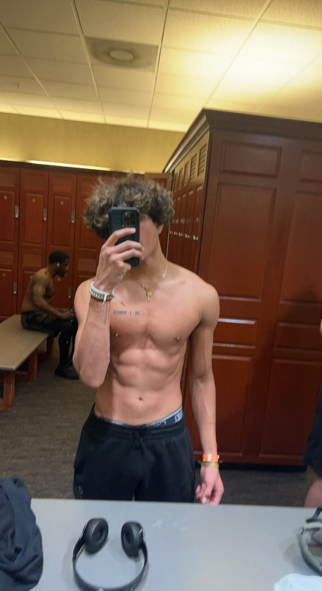 weasley_keira's tweet photo. Let’s skip the gym and workout in my bed😏 https://t.co/NrGF7PGjHY