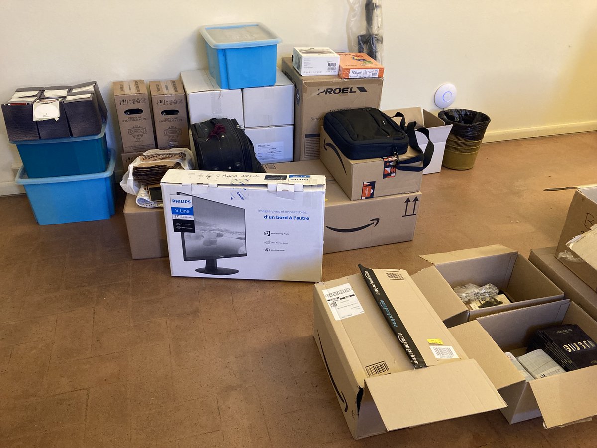 Computer, libri, materiale didattico, in Istoreco stiamo mettendo insieme le cose che ci serviranno per le 5 settimane di Ufficio Viaggio della Memoria a Praga.
Mancano solo due giorni alla partenza!