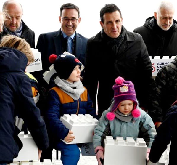 ChauvinLionel63's tweet photo. Ce matin à Loubeyrat pour poser les premières pierres d'un nouveau complexe sportif. J’aime beaucoup cette photo où élus locaux, départementaux, regionaux et enfants sont réunis pour construire l'avenir ! Tout un symbole à mes yeux. 🤝🏼 https://t.co/i6S5WkD6LO