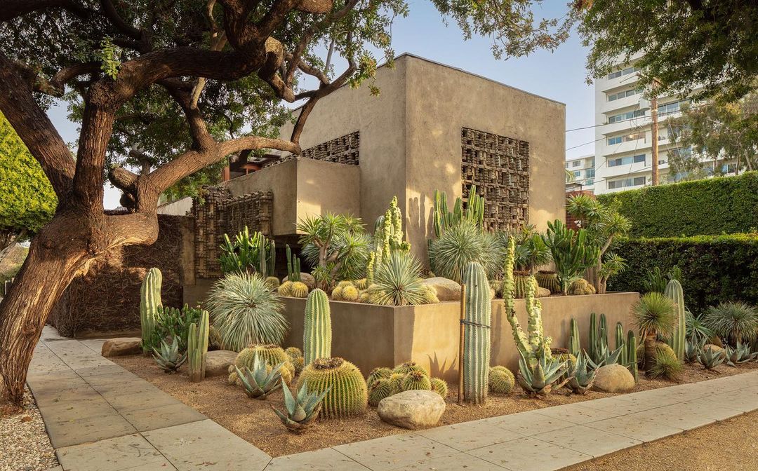 matthew_hoult's tweet image. Just listed! Own an architectural masterpiece by #LloydWright in #WestHollywood. Features interlocking Joshua Tree textile blocks, two separate units, living room w/fireplace, large work space &amp;amp; outdoor patio. A creative space that inspires! #ArchitectureMasterpiece