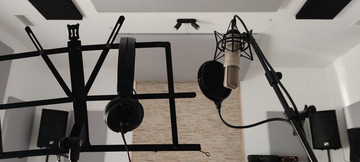 AlvaroDebada's tweet photo. 🎤Jornada de grabación en el estudio 🎧
#sennheiser #rodentk #estudiograbacion https://t.co/9rXpYxOajA