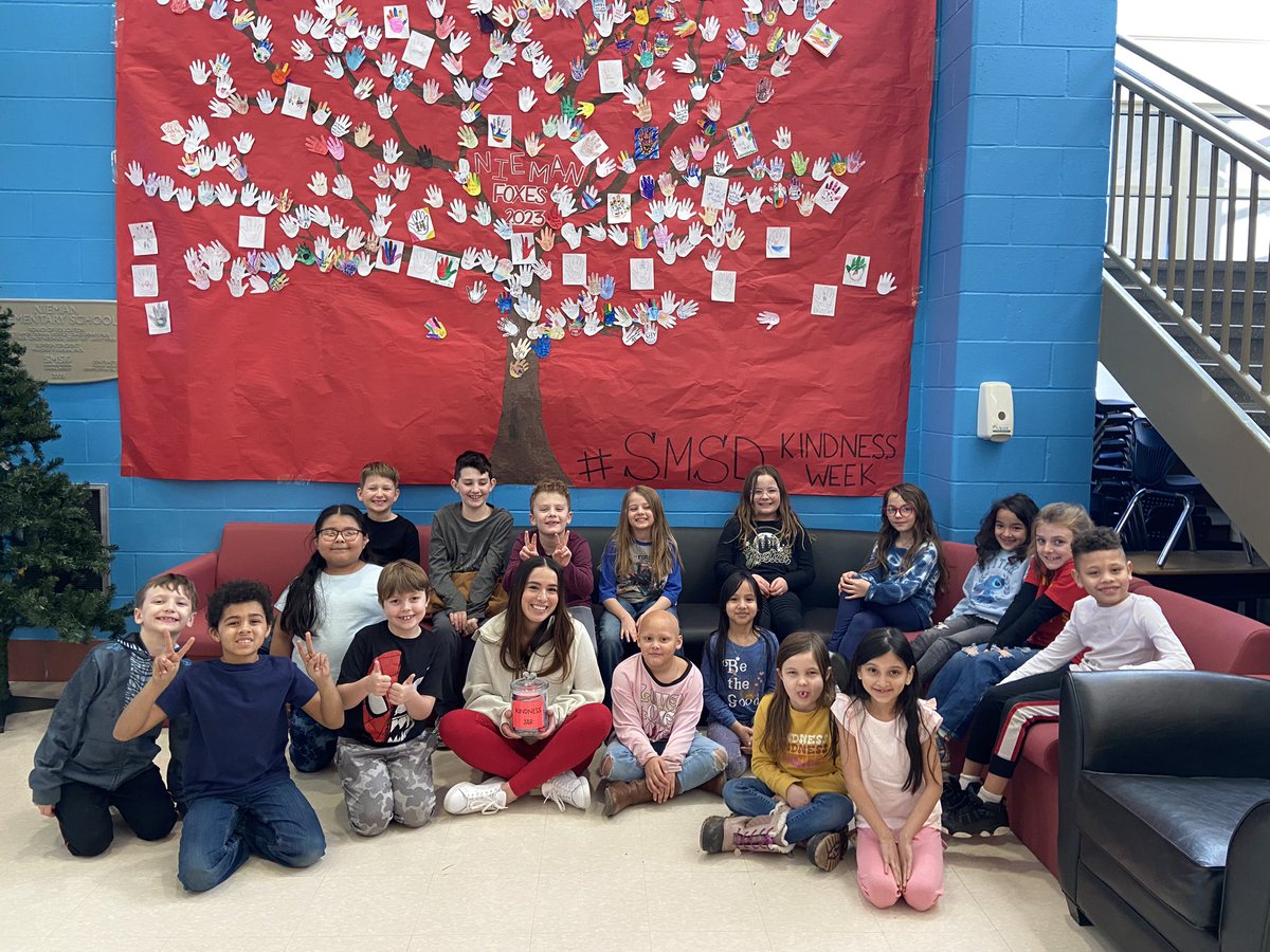 amycur's tweet photo. Thank you @MsKwonNI512 for all your hard work and dedication for kindness week! 💛 Reading the notes in our kindness jar made my heart really happy! #smsdkindnessweek #spreadkindness https://t.co/EKbDa3TGuY